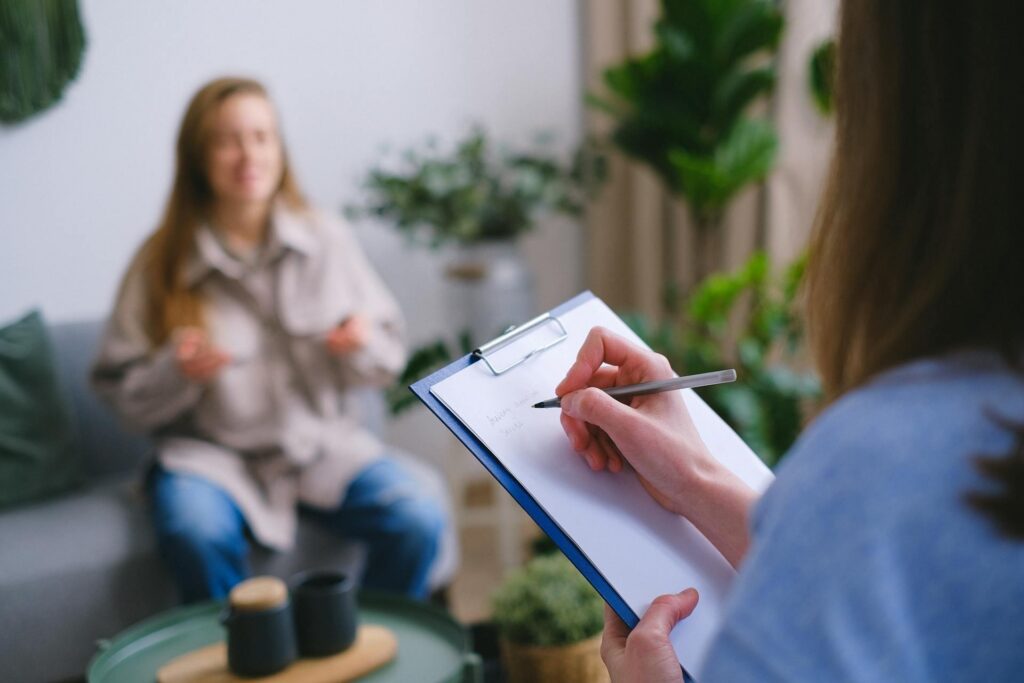 Rozmowa z lekarzem, podczas kt&Atilde;&sup3;rej lekarz zapisuje notatki, a pacjentka m&Atilde;&sup3;wi