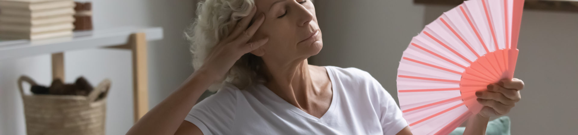 starsza kobieta używająca wachlarza
