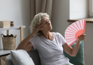 starsza kobieta używająca wachlarza