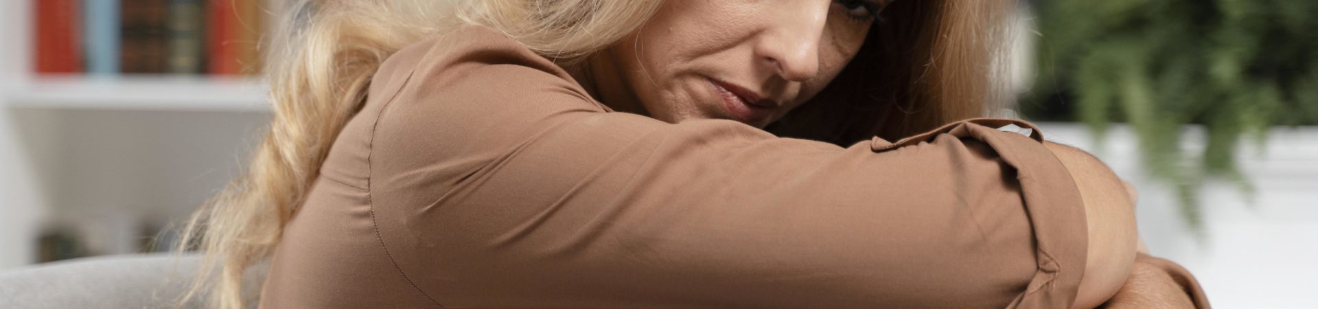 zmartwiona kobieta siedząca na kanapie