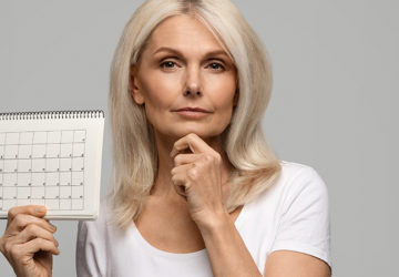 Kobieta trzymająca kalendarz