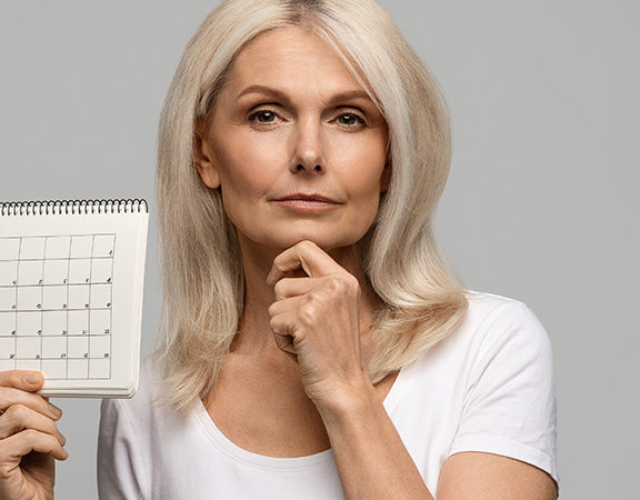 Kobieta trzymająca kalendarz