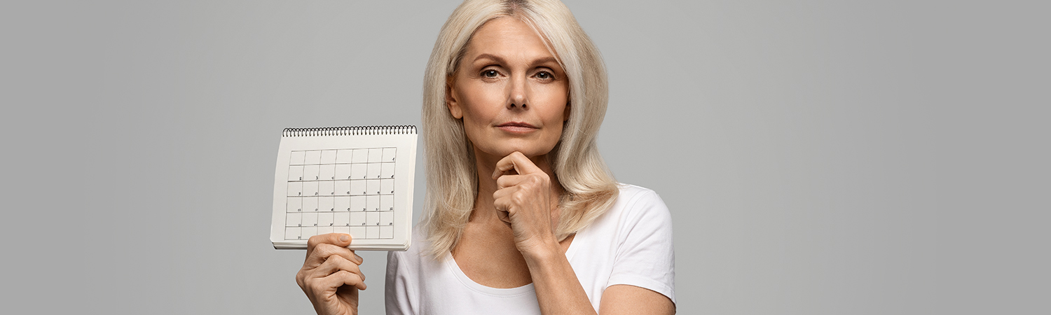 Kobieta trzymająca kalendarz
