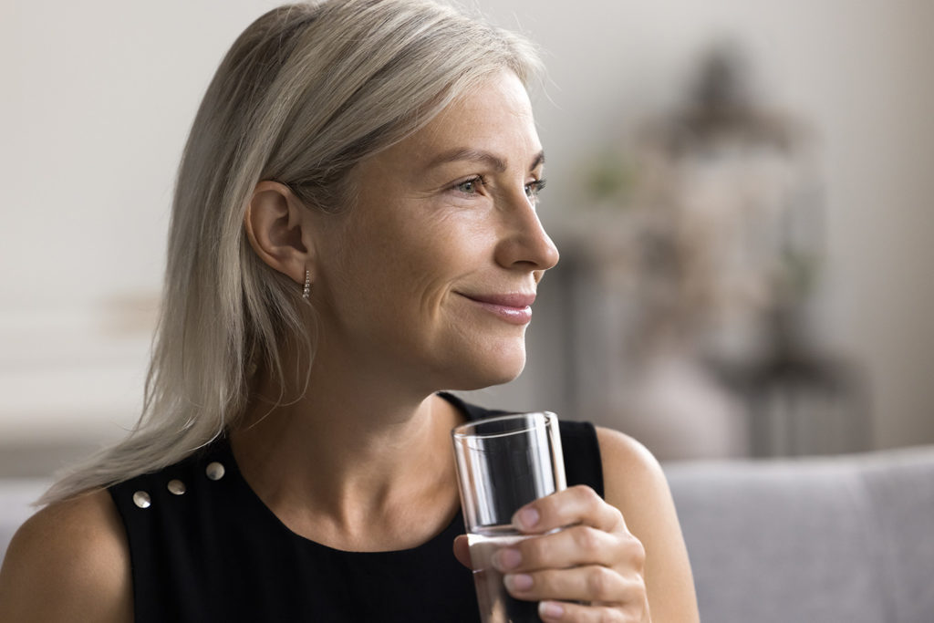 DojrzaÅa kobieta pijÄ
ca wodÄ