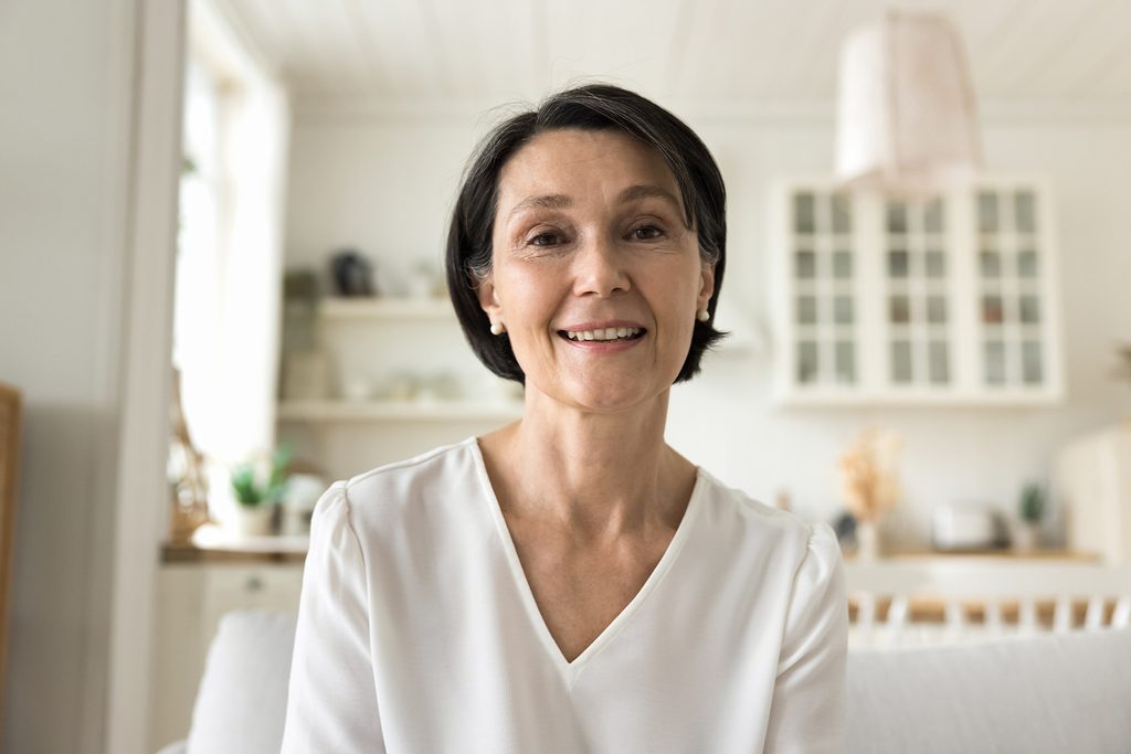 UÅmiechniÄta kobieta w biaÅej bluzce